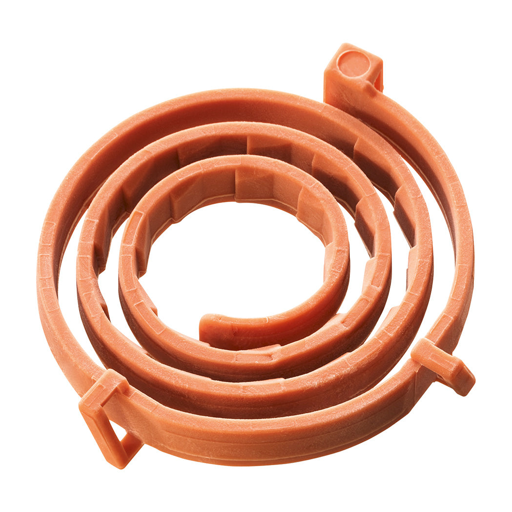 Braune Kunststoffspirale mit rechteckigen Aussparungen, aufgerollt in einer flachen Spirale